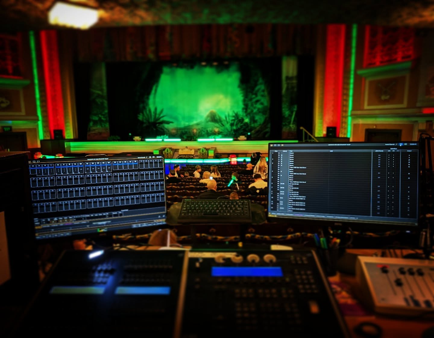 My office today.  Stockport Plaza. 
#dinosauradventurelive
#ETCEOS
#TouringTheatre
#technicaltheatre