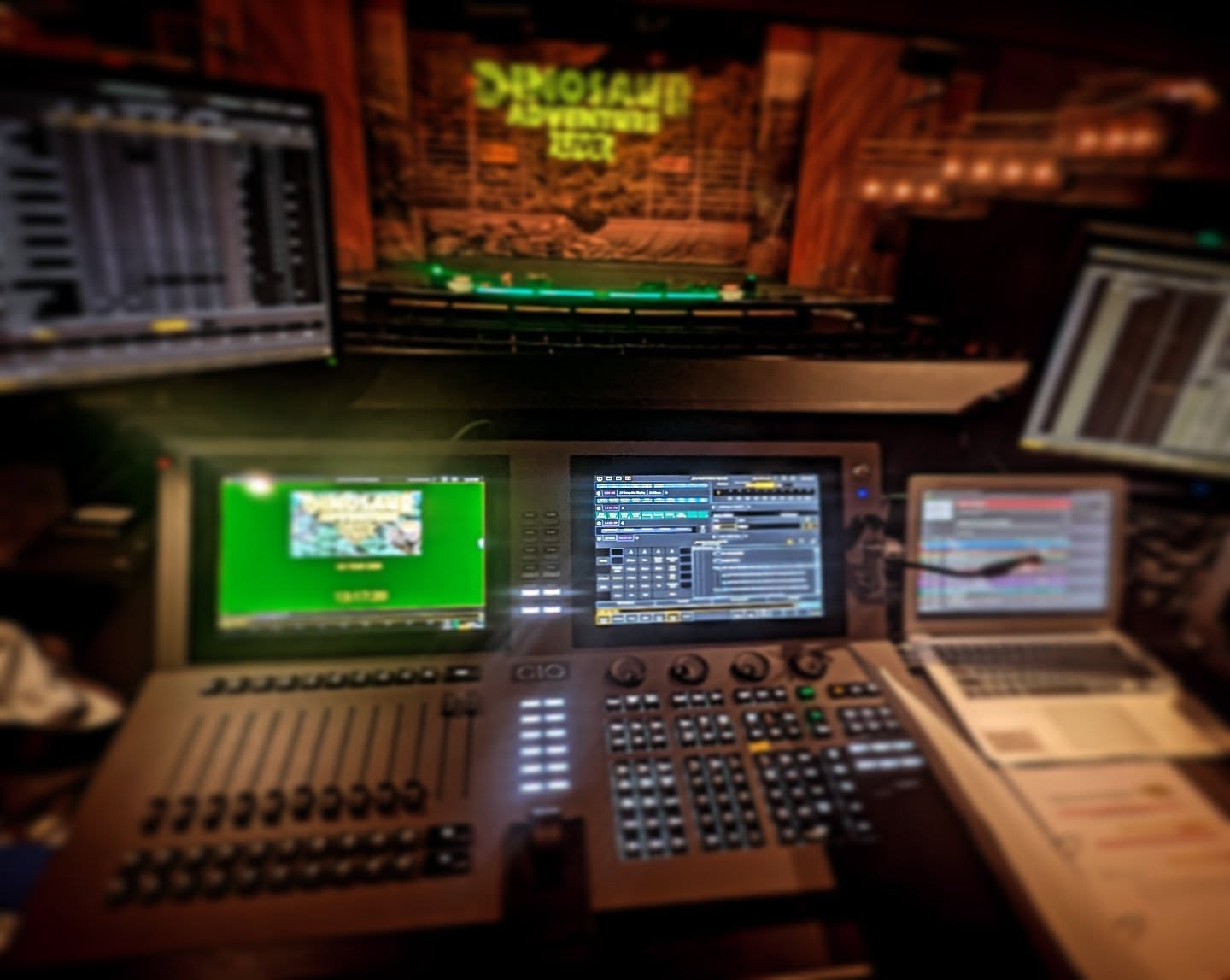 Back in London.  This time we are in the Bloomsbury Theatre with @dinosauradventurelive 

#dinosauradventurelive 
#etceos 
#theatrelightingdesign 
#technicaltheatre 
#touringtheatre 

📷 Photo credit: @garyianward